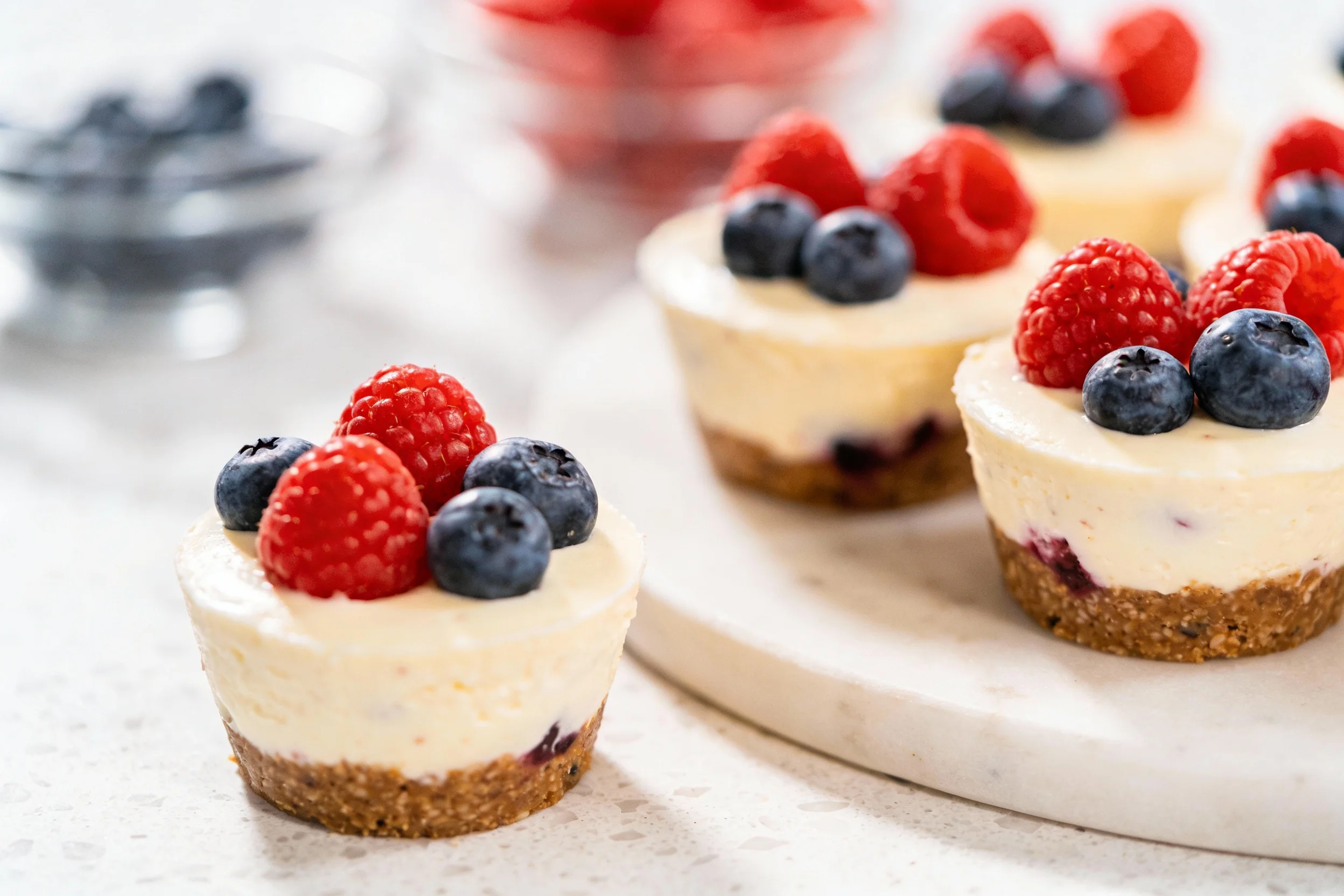 No-bake berry cheesecake cups with fresh berries